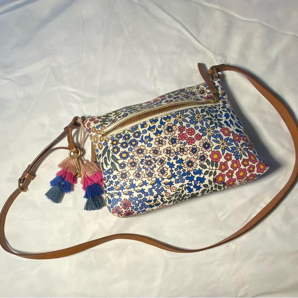 Fossil Crossbody, flowered bag like new.🌸🌻